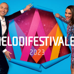 Festklädda programledarna för Melodifestivalen 2023 Jesper Rönndahl (till vänster) och Farah Abadi (till höger) 
