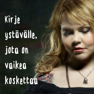Studiossa otetussa kuvassa Katja Kettu pitelee käsissään teko-korppia.