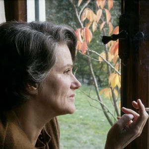 Hannah Arendt (näyttelijä Barbara Sukowa) elokuvassa Hannah Arendt