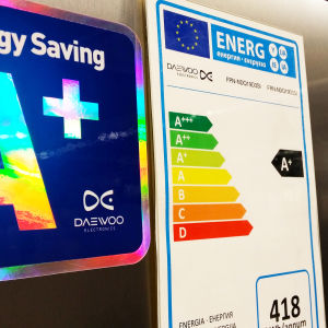 energiamerkintöjä kylmälaitteen  ovessa kaupassa