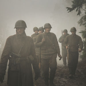 Soldater vandrar genom dimman i den estniska krigsfilmen "1944".