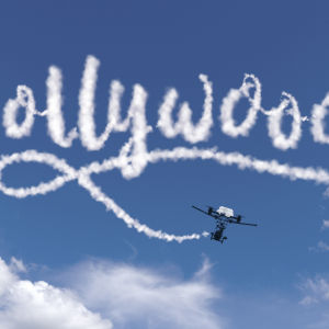 Pikkukopteri lentää ja piirtää Hollywood-tekstin taivaalle.