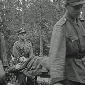 Haavoittunutta kannetaan joukkosidontapaikalta eteenpäin. Vuosalmi 13.7.1944.