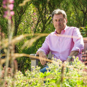 Puutarhuri Alan Titchmarsh tekee palveluksen ihmisille, joiden oma puutarha on jäänyt vaille huolenpitoa.