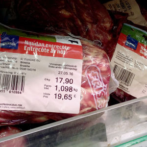 Brasiliasta tuotettua naudanlihaa kaupan kylmäaltaassa.