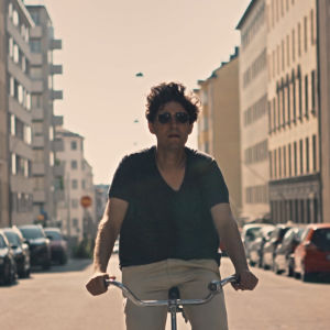 Kasper Strömman cyklar på stan