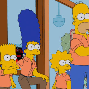 Den gula familjen Simpsons från tv-serien The Sipmsons: bart, Marge, Lisa, Homer och och Maggie klädda i likadana orangefärgade tröjor.