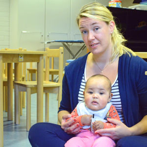 Peggy Kusénius vill helst stanna hemma med Pollyanna en längre tid. Peggy Kusénius med dottern Pollyanna.
