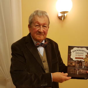 Författaren Bo Lönnqvist presenterar sin bok "Dockskåpets hemlighet".
