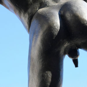 En naken staty där skrevet syns.