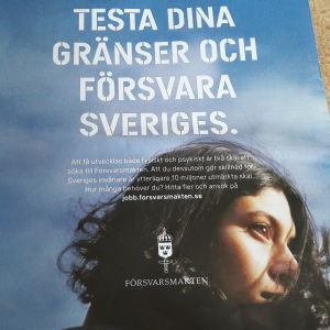 Försvarsmakten rekryterar genom en omfattande kampanj i tidningar, tv och på stan. Testa dina gränser och försvara Sveriges, står på en reklamaffisch med en ung tjej i profil