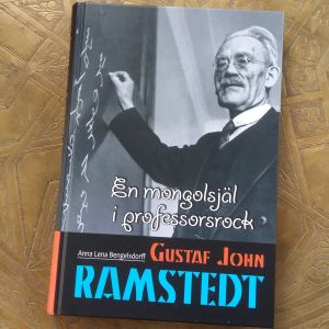 Pärmen till Anna Lena Bengelsdorfs biografi över Gustaf John Ramstedt, "En mongolsjäl i professorsrock".