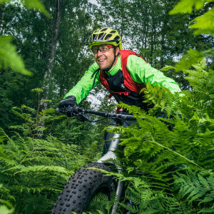 Mikko Peltola ajaa maastopyörällä.