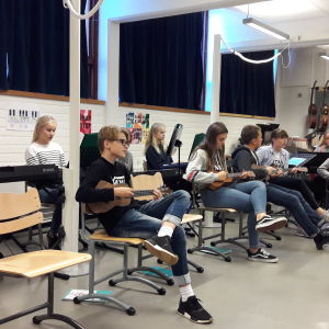 Bild på musicerande elever i skolklass.