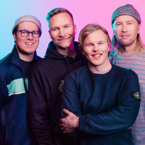 YleX:n kesäkumilogo ja vuoden 2019 kesäkumibiisin esittävä Gasellit. Neljä hymyilevää miestä seisoo puoliksi vaaleansinisen, puoliksi vaaleanpunaisen seinän edessä.