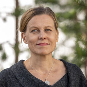 Tanssiva karhu -runoraadin puheenjohtaja, runoilija Anja Erämaja