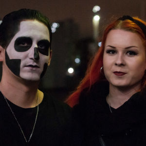 Ghost har hittat på en helt unik grej som fansen kan delta i. Kille med döddskalle-smink loch rödhårg tjej som är Ghost-fans utanför Arenan i Helsingfors 28.11.2019.