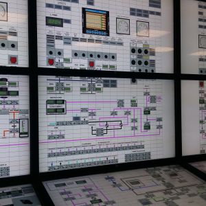 Den här simulator används för att testa hur ett planerat kärnkraftverk fungerar. En vägg av skärmar.