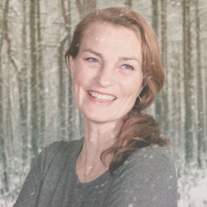 Skådespelaren Jonna Järnefelt. Jonna Järnefelt på Vegas vinterpratare kollagebild mot snöig skogsbakgrund.