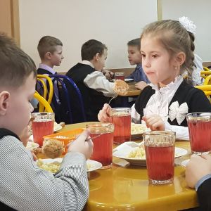 Den röda saften som barnen dricker kallas kompott. Ryska barn äter skolmat.