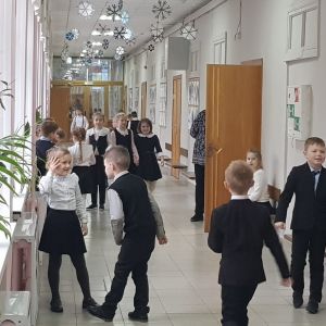 De här förstaklassarna har rast mellan lektionerna. Ryska skolbarn har rast.