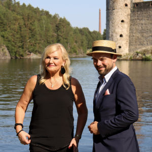 sopraano Karita Mattila ja pianisti Ville Matvejeff seisovat Olavinlinnan edustalla