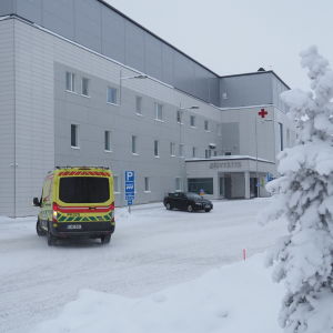 Pohjois-Karjalan keskussairaalan päivystyksen piha jossa ambulanssi.