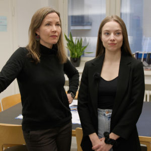 Julia Korkman och Isabella Arponen står brevid varann.