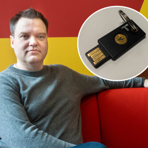 Thomas Malmberg och en fysisk säkerhetsnyckel.