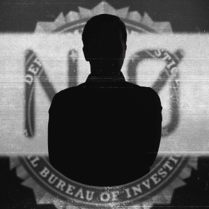 Ett kollage med FBI-appen ANOM:s logotyp samt FBI:s logotyp och en mörk siluett av en man.