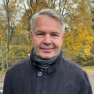 Pekka Haavisto hymyilee kameralle.