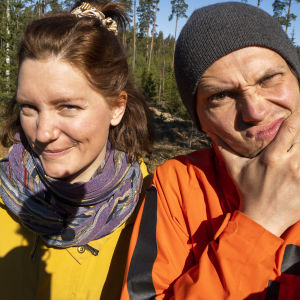 Nora och Johan Gullmets i skogen.