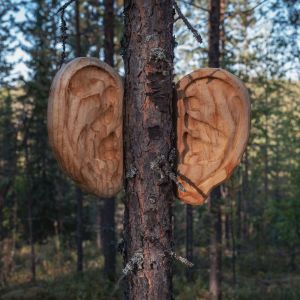 Puiset korvat kiinnitettynä puuhun