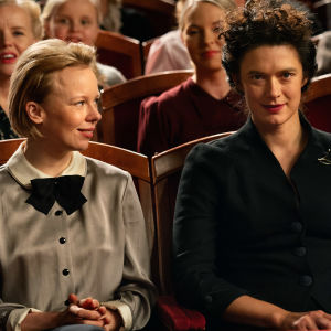Tove (Alma Pöysti) och Vivica Bandler (Krista Kosonen) sitter bredvid varandra i en teatersalong.