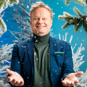 Muusikko Iiro Rantala joulukuusten keskellä.