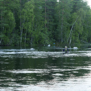 Perhokalastaja järvimaisemassa.