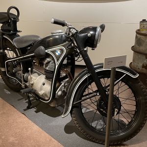 Vuonna 1952 valmistettu BMW moottoripyörä Kainuun museon Pärinää ja pauketta - näyttelyssä.