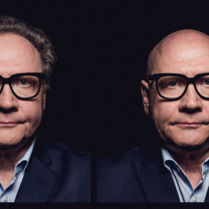 Jari Tervo itsenään ja pää kaljuksi ajeltuna Kekkonen-sarjaa varten.