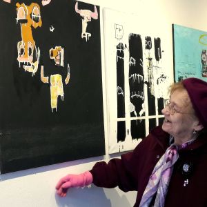 vanha nainen katsoo maalausta