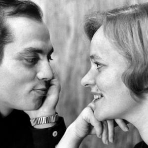 Kuvassa vasemmalla mies, Heikki, ja oikealla nainen, Kaija. He katsovat toisiaan silmiin. Kuva mustavalkoinen, pariskunta 1960-luvulta.