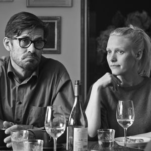 Eero (Tommi Korpela) och Pihla (Laura Birn) sitter bredvid varandra vid ett middagsbord.