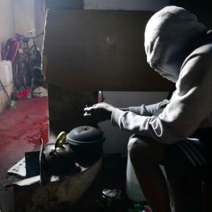 Tunnistamaton turvapaikanhakija asuu tehtaan raunioissa