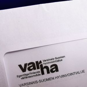Kirjekuoren osoiteikkuna, teksti Varha - Varsinais-Suomen hyvinvointialue