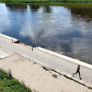Floden Neris är ett av de vattendrag där staden Vilnius invånare brukar samlas för både joggning och fiske. En joggare springer längs med floden Neris, som flyter genom Vilnius i Litauen.