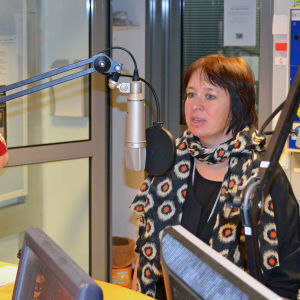 Fritjof Sahlström och Ylva Larsdotter diskuterar i radiostudion