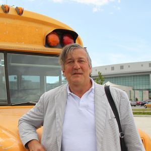 Näyttelijä Stephen Fry reissaa vanhalla koulubussilla seitsemässä Keski-Amerikan maassa.