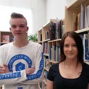 Joar Sabel och Frida Högholm i Korsholms huvudbibliotek inför studentskrivningarna våren 2018.