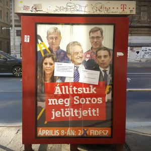 En kampanjposter för Fidesz och mot oppositionen och George Soros. Texten lyder  ungefär "Hjälp oss stoppa Soros hantlangare".