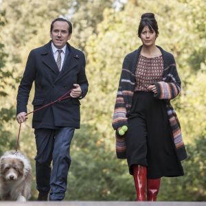 Kuusiosaisen brittikomedian päärooleissa ovat Ben Miller ja Caroline Catz.