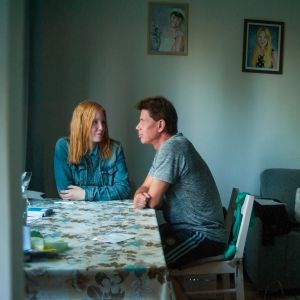 Dokumenttielokuva Jatkoajalla on lämminhenkinen henkilökuvaus, joka antaa äänen entisille rikollisille ja asunnottomille henkilöille.